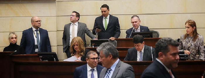 El presidente del senado de la república, Efraín Cepeda, levantó la sesión plenaria de este lunes 18 de noviembre prevista para elegir nuevo magistrado a la Corte Constitucional, por considerar que en el informe de la mesa escrutadora, resultó un voto más del total de los sufragados, lo que vició el proceso de elección.