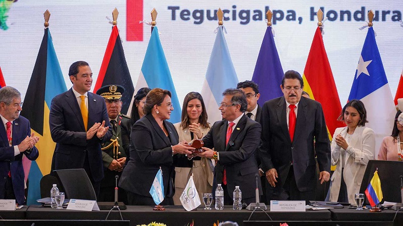 Al asumir la Presidencia pro tempore de la Comunidad de Estados Latinoamericanos y Caribeños (CELAC), en Tegucigalpa, el presidente de Colombia, Gustavo Petro Urrego, anunció la conformación de grupos de trabajo voluntarios al interior de la organización para avanzar en acciones relacionadas con seguridad, democracia, salud, energías limpias, producción de medicamentos, protección amazónica, desarrollo digital y superación de bloqueos económicos.