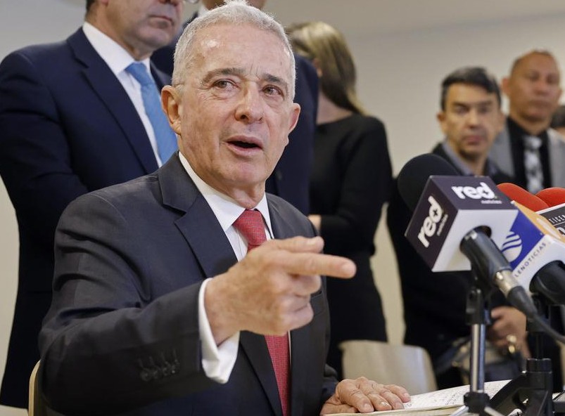 El fallo en segunda instancia del Tribunal Superior de Bogotá, de absolver al expresidente de Colombia Álvaro Uribe Vélez, deja dos caminos de acción jurídica y varias implicaciones políticas dentro del proceso institucional colombiano ad portas del inicio del proceso electoral colombiano, cuando los ciudadanos elegirán en marzo del 2026 al nuevo Congreso y en mayo del mismo año, al nuevo presidente de la república para el periodo 2026 -2030.