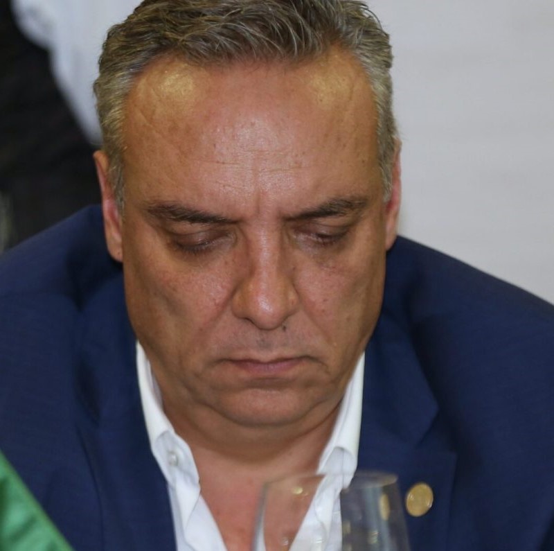 Como una cruda y descarada confesión así podría ser interpretada la declaración que hizo ante la Corte Suprema, el exgobernador de Quindío Roberto Jairo Jaramillo, al admitir ante los magistrados, sin ningún tipo de titubeo, que por recomendación directa y personal del corrupto senador Mario Castaño , nombró en un alto cargo, a Pablo César Herrera, considerado una de las “piezas clave” dentro del entramado criminal conocido como “Las Marionetas”, montado para apropiarse de miles de millones de pesos de la contratación regional y nacional.