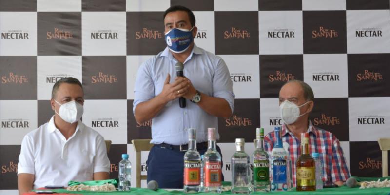 Aguardiente Nectar y Ron SantaFe continúan apoyando la industria nocturna y del entretenimiento en Colombia al anunciar hoy en la capital de Tolima beneficios en producto para 300 bares de este departamento. 