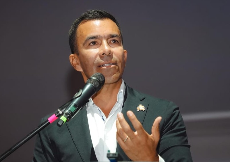 La decisión de pico y placa del alcalde de Bogotá, Carlos Fernando Galán, contra vehículos no matriculados en la capital del país Bogotá es discriminatoria y parte de un análisis superficial y poco riguroso de las cifras, aseguró el Gobernador de Cundinamarca Jorge Rey quien defendió la legalidad de los incentivos tributarios aplicados en Cundinamarca y mostró que el bajo recaudo en Bogotá no es consecuencia de una estrategia departamental.