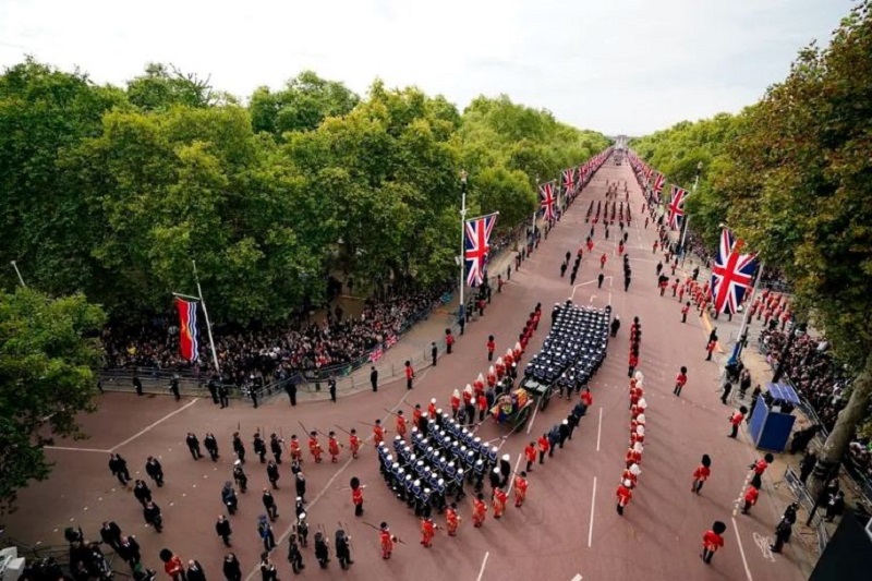 La reina se perdió al fondo del 'The Long Walk' y encaró los últimos metros de su último paseo. La última vez que su pueblo pudo decirle adiós. La última vez que la gente pudo despedirse de su "abuela".