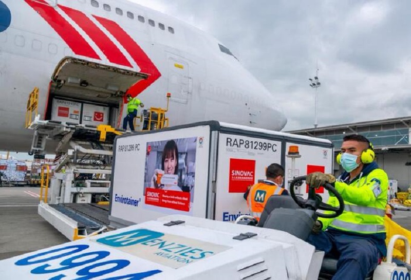 Este lunes festivo, el gobierno colombiano recibió un millón de vacunas Sinovac, que forma parte de las negociaciones bilaterales adelantadas con esa farmacéutica China y que se destinarán para las segundas dosis en todo el país.