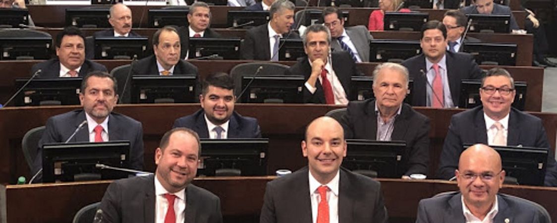 Así lo establece un proyecto de reforma constitucional presentado por la bancada liberal y congresistas de otras colectividades en el Senado, liderados por el primer vicepresidente de la corporación, Jaime Durán Barrera, los senadores Luis Fernando Velasco, Rodrigo Villalba, Guillermo García Realpe, entre otros, y que pretende congelar por un periodo de cinco años el sueldo de los servidores públicos que ganen más de 20 salarios mínimos legales vigentes, es decir $18.170.520. 
