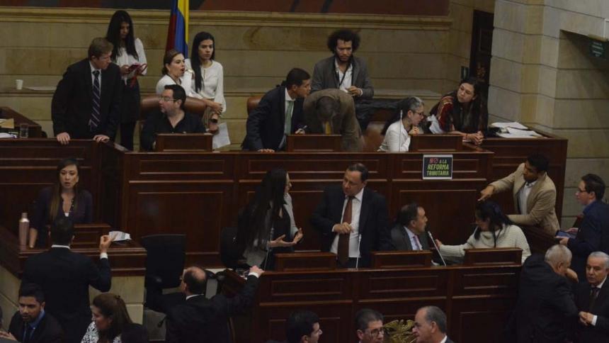 La plenaria de la Cámara de Representantes le abrió paso a la Reforma Tributaria, al aprobar el informe de la ponencia a favor de dicha iniciativa que ya entra a discusión del articulado en sesiones extraordinarias, hasta el 20 de diciembre, de acuerdo al decreto promulgado por el Gobierno.