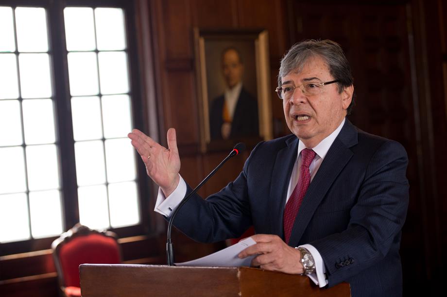 Así lo aseguró el canciller Carlos Holmes Trujillo quien en diálogo con 6 Am Hoy por Hoy de Caracol Radio al señalar que por ahora se mantienen los canales diplomáticos con los encargados de negocios en Caracas para garantizarlos derechos de los colombianos que viven en el vecino país.