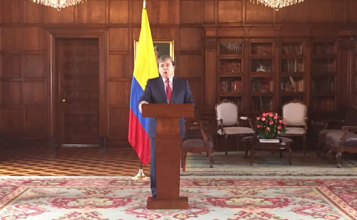 "Vamos a proceder a hacerlo (...) la nota (diplomática) está lista, no se ha enviado, pero estamos en un proceso de consultas con otros países que aparentemente desearían tomar el mismo rumbo. Si se consolida a raíz de esas consultas una decisión similar actuaremos en conjunto", dijo Trujillo en una rueda de prensa.