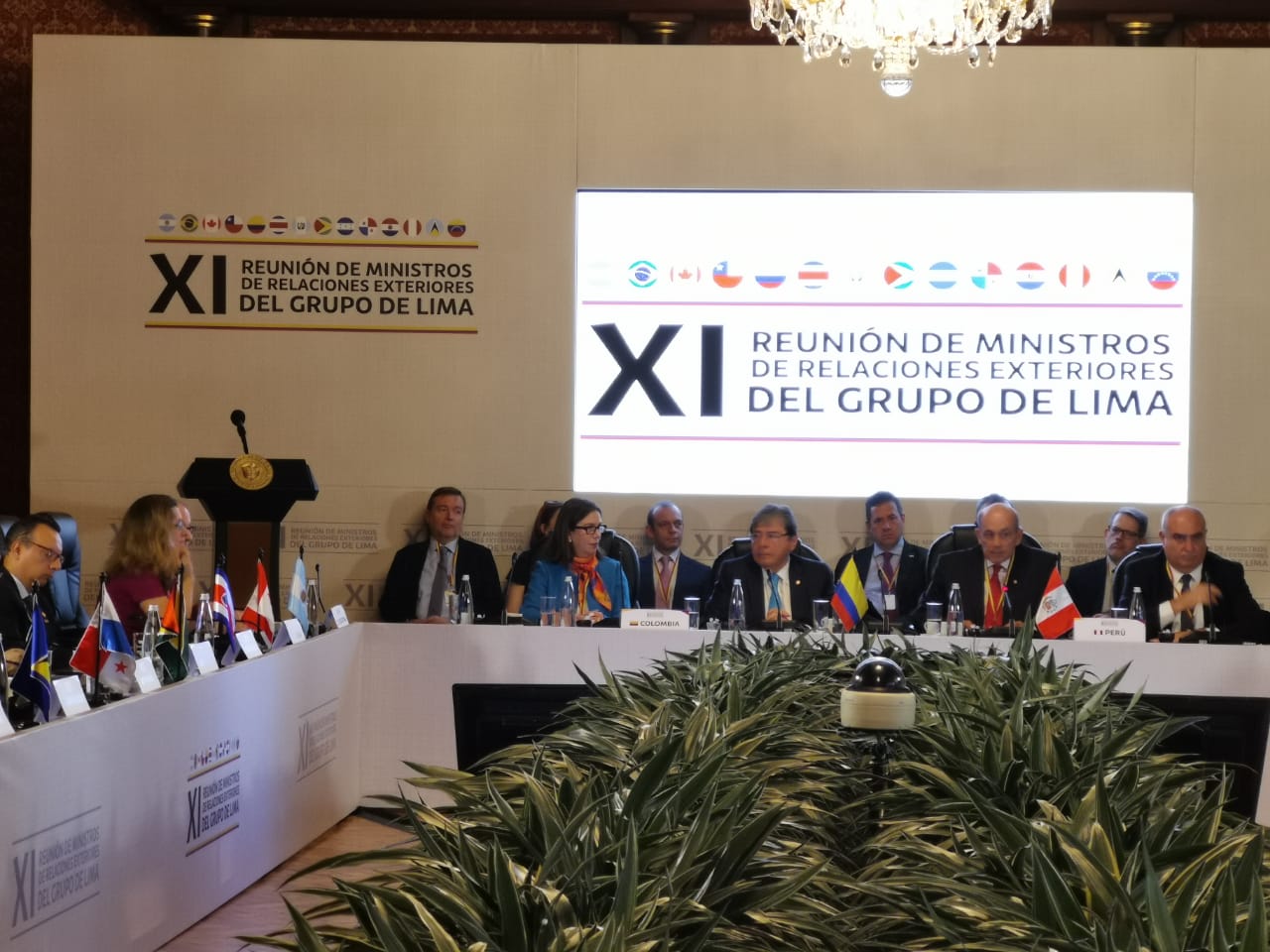 Al referirse sobre la situación coyuntural que se está viviendo en Venezuela, el canciller colombiano Carlos Holmes Trujillo García, fue enfático en señalar que nunca se ha contemplado una salida militar por lo que está viviendo el pueblo venezolano y precisó que la visión del Gobierno de Colombia sobre lo que está viviendo el vecino país, “debe ser diplomática”.