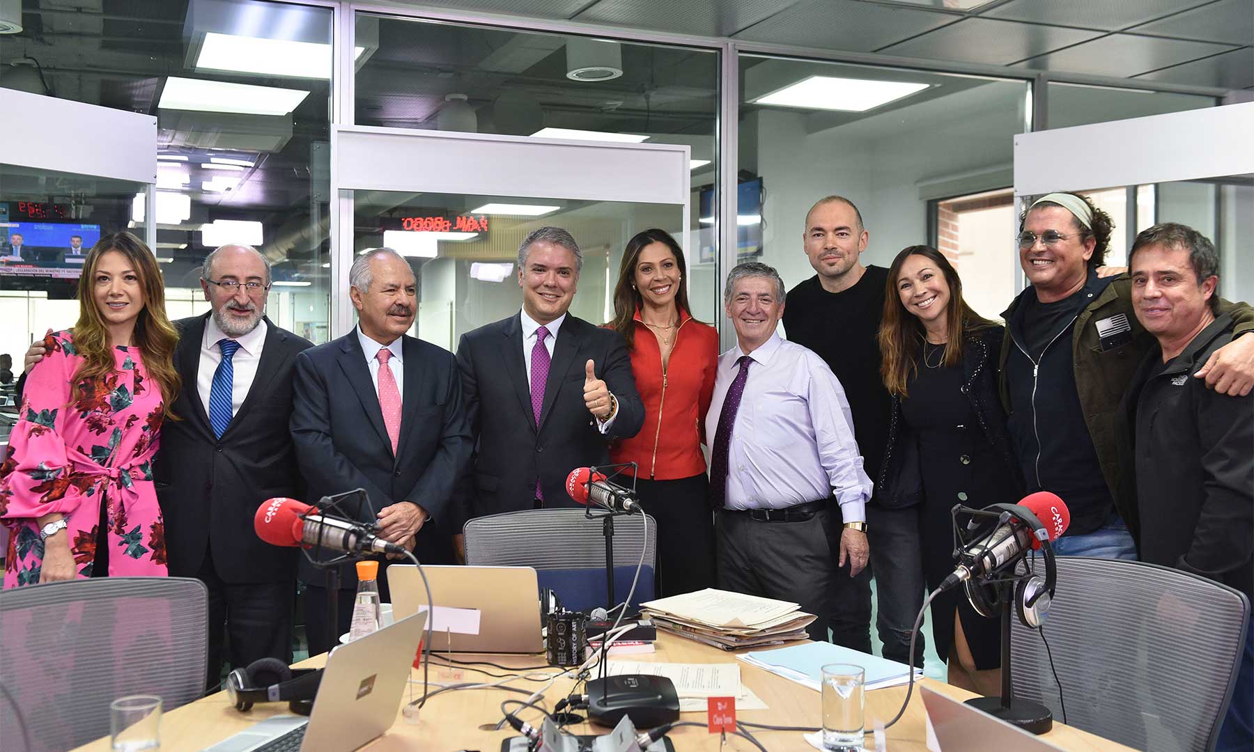 El jefe de estado visitó los estudios de dicha cadena radial convertida en una de las más importantes de Colombia y de América Latina.