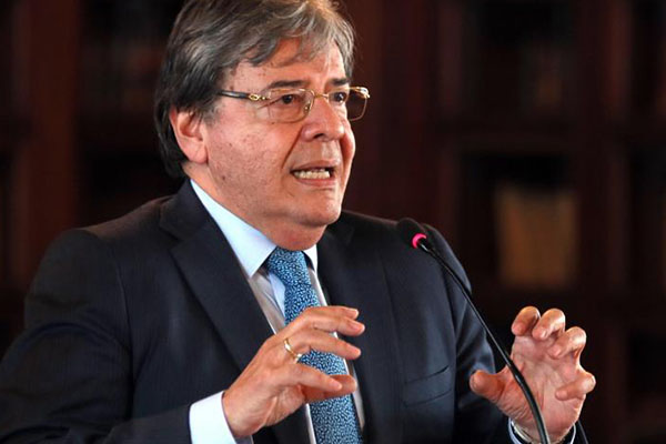 El ministro de defensa Carlos Holmes Trujillo pidió acabar con la “inexistente división entre los amigos y enemigos de la paz, al responder a sus críticos que lo mal interpretaron en sus declaraciones en un debate de control políticos en el senado, donde precisó que su propuesta de explorar la búsqueda de un acuerdo para modificar a futuro la implementación de lo firmado en La Habana, debe ser fruto de un “Gran Acuerdo Nacional”.