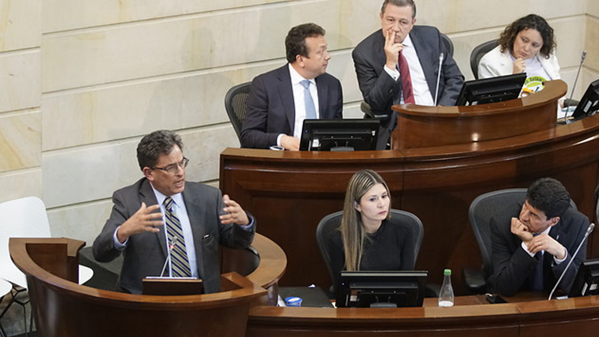 Ante la decisión del Presidente del Congreso Ernesto Macías de no tramitar la moción de censura al ministro de Hacienda, Alberto Carrasquilla, se inició una polémica al interior del senado de Colombia.