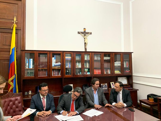 Con mensaje de urgencia el ministro de hacienda Alberto Carrasquilla radicó ante la Cámara de Representantes y con mensaje de urgencia la nueva Reforma Tributaria, después que la Corte Constitucional declarara inexequible la Ley  de Financiamiento.