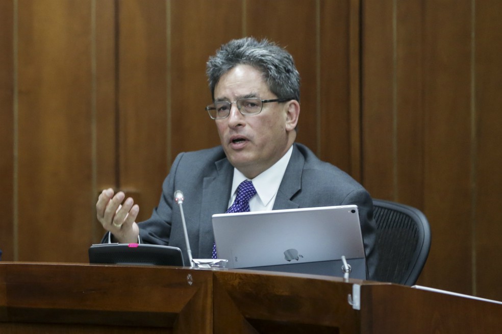 El ministro de Hacienda, Alberto Carrasquilla, será citado a debate de control político por aparentes prácticas corruptas y que según integrantes de la oposición en el Congreso empobreció a 117 municipios del país, ´razón por la cual está citado al Senado por el congresista del Polo Democrático Alternativo, Jorge Robledo.