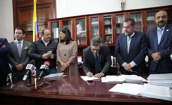 El Gobierno Nacional radicó este lunes ante el Congreso de la República, el Presupuesto General de la Nación para la vigencia fiscal del 2020, cuyo monto asciende a $271 billones, teniendo como prioridades el gasto social con un aumento cercano al 15 %. La educación ascendería en $43 billones, cifra superior a los $41,5 billones del 2019.