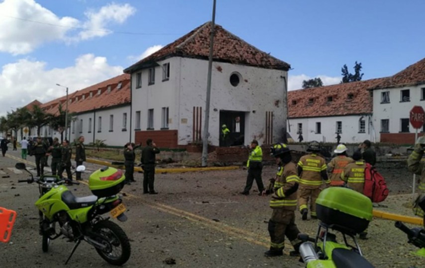 En momentos en que los colombianos pensábamos que los actos terroristas, eran cosas del pasado, la nación entera y el mundo, se sorprendió con la triste y sorpresiva noticia de este jueves 17 de enero, cuando pasadas las 9 y 30 AM, un carro bomba explotó en la Escuela de Policía General Santander en Bogotá, capital de Colombia, dejando 9 muertos y 41 heridos, según el reporte de las autoridades oficiales.