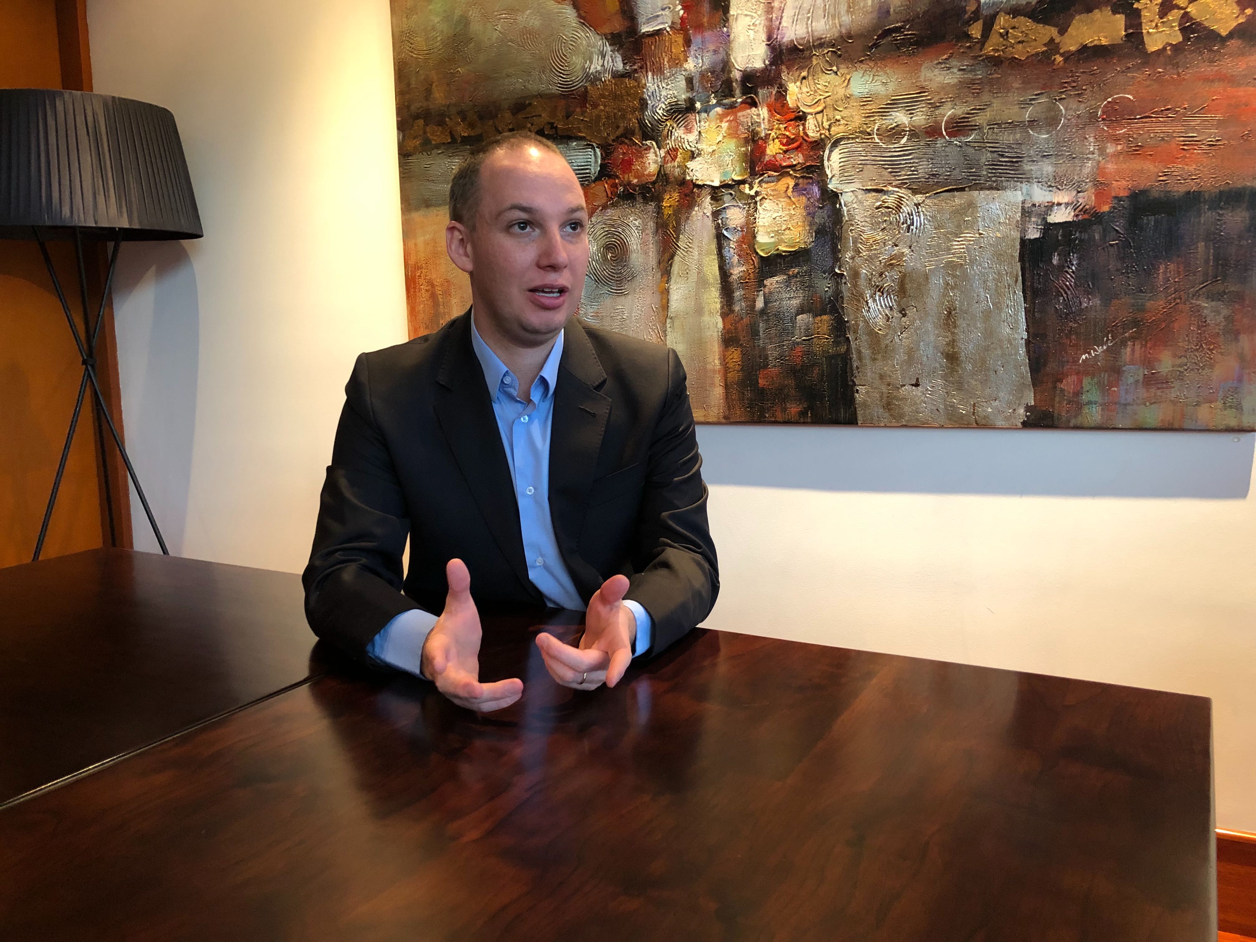 “Se trata de facilitar la vida, evitar filas, esperas, recibir dinero en efectivo con los riesgos que implica, y tiempo que puede ir de 30 minutos a una hora, más la tarifa de un bus, taxi o parqueadero”, dijo Gabriel Carvajalino, Director para Colombia y Suramérica de WorldRemit.   