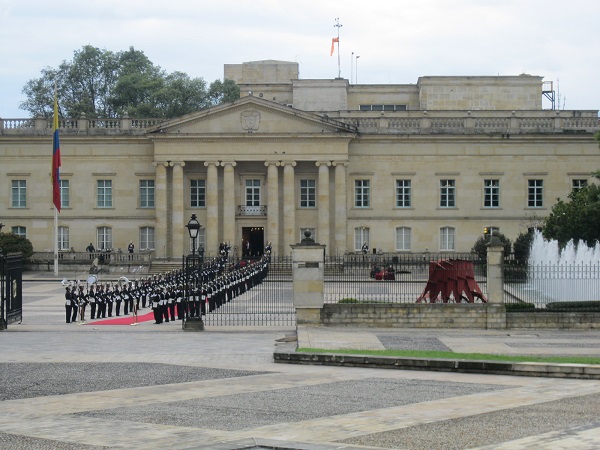 Aproximadamente 3 millones de personas que no estaban en los programas sociales e institucionales, van a recibir $160.000 como ingreso solidario, según lo anunció el presidente de la República Iván Duque, como un aporte del Gobierno Nacional por la crisis de la pandemia del covid 19 y que le ha quitado la vida 50 compatriotas e infectado a 1780 en el territorio nacional.