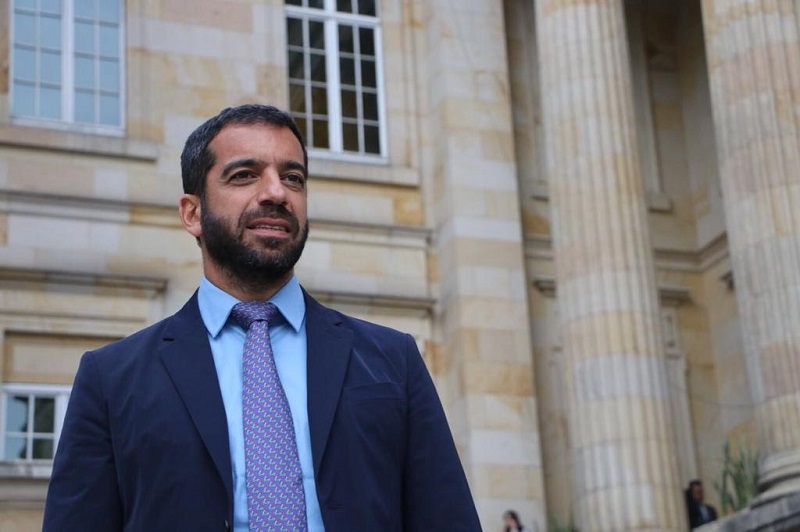 El ministro de defensa Carlos Holmes Trujillo fue invitado a la plenaria del Senado el próximo martes 15 de septiembre a partir de las 3 PM, con el objeto de analizar y debatir la situación de orden público que se vive en Bogotá y otras ciudades del país