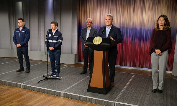 Así se definió luego de la reunión entre el presidente Iván Duque Márquez, la alcaldesa mayor de Bogotá, Claudia López y el gobernador de Cundinamarca Nicolás García, es decir, el aislamiento obligatorio termina en la media noche de este martes 24 de marzo y no el lunes 23 como estaba estipulado, no hay ‘tiempo de gracia’, entre las dos medidas.