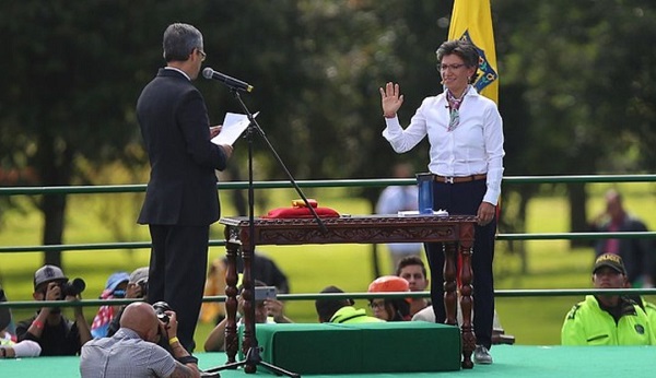 Así arranca su mandato la primer mujer electa por voto popular para administrar la capital de la República de Colombia, Claudia López, quien al posesionarse hizo un destacado anuncio de proyectos que permitirán abrirle paso a mejorar la calidad de vida de los habitantes de Bogotá.