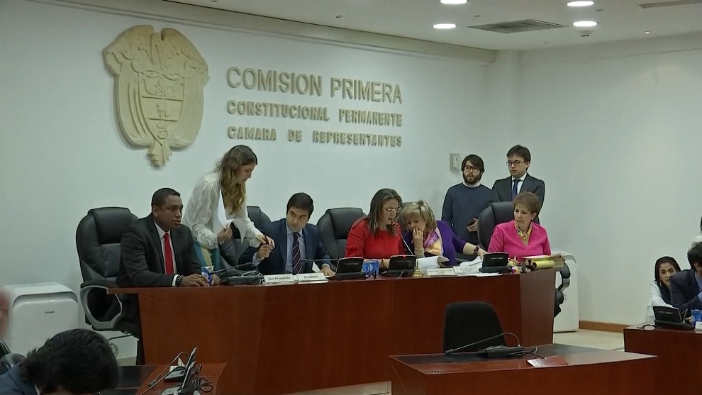 Se abrió paso en el Congreso de la República la iniciativa para que los actuales mandatarios regionales y locales, terminen su mandato en el 2022 y no el 31 de diciembre del 2019. La razón: La Cámara de Representantes aprobó en primer debate un proyecto de Acto Legislativo, para unificar la elección de gobernadores y alcaldes con la del Presidente de la República.