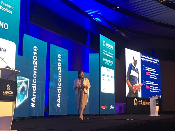 La Ministra de las TIC Sylvia Constaín, al clausurar el Congreso TIC ANDICOM 2019, que congregó a más de 3.000 asistentes en Cartagena de Indias, anunció que este año se asignará el espectro en las bandas de 700, 1.900 y 2.500 MHz, al tiempo que instó a todos los ciudadanos para que se empoderen de la tecnología y la conectividad para salir adelante.