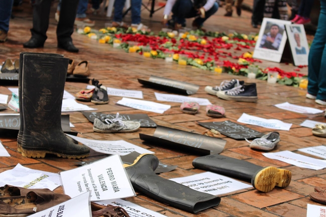 Es un azote fantasmal que ha dejado a miles de familias con el dolor por no saber nada de sus seres queridos. Una práctica delictiva y violadora de los Derechos Humanos que cada día se acrecienta en Colombia, precisamente por los diferentes conflictos amados que aún persisten en el territorio nacional, donde han desaparecido 100.724 hombres y 41.924 mujeres.