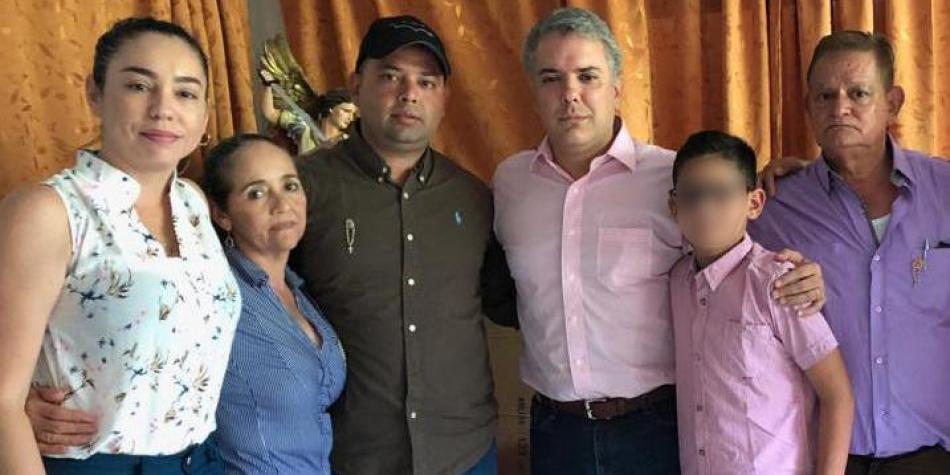 Con el fin de expresar su solidaridad, el presidente de la República, Iván Duque, visitó este domingo la casa del alcalde del municipio de El Carmen (Norte de Santander), Edwin Contreras, y su esposa, Diana Arévalo, padres del menor Cristo José, recientemente secuestrado en esa zona.