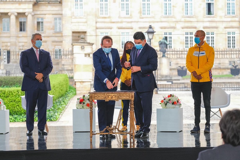 A escasas horas del reinicio de las sesiones ordinarias del Congreso, el presidente Iván Duque Márquez, en acto especial en la Plaza de Armas de la Casa de Nariño, dio la partida a los senadores y representantes radicando el Proyecto de Ley Número 400 del 15 de marzo de 2021 Senado, para que los legisladores inicien la competencia y logren llegar a la meta con nuevas herramientas legales para el éxito del deporte en Colombia.