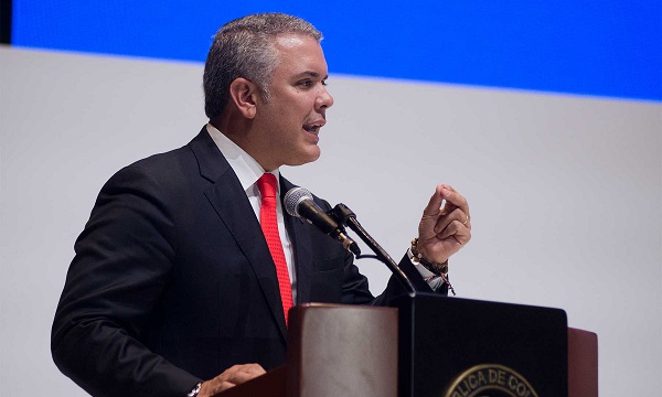 Así lo afirmó desde Washington el Presidente de Colombia Iván Duque Márquez, quien señaló que “estoy convencido de que fue un error, un error histórico, monumental, en Colombia, dividir a la población entre amigos y enemigos de la paz, por razones políticas”.