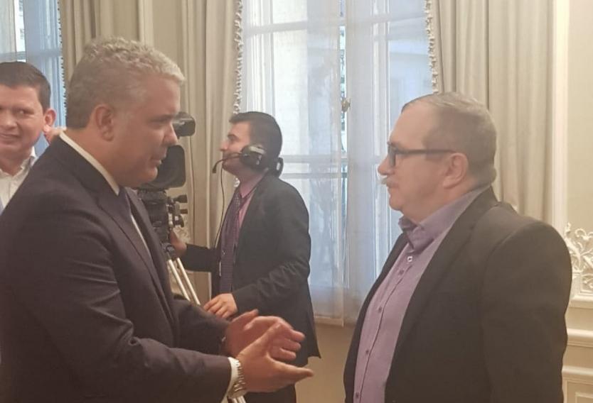 Una imagen que contiene una connotación histórica, destaca el presente y pronostica un aporte al futuro de la democracia, pese a los últimos acontecimientos del proceso de paz en Colombia.