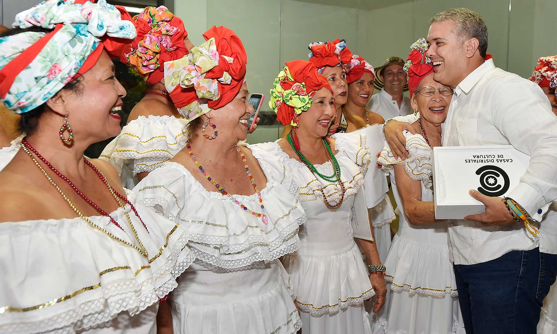 “Ampliar las oportunidades y reducir la violencia contra la mujer no es solo un asunto de justicia social, sino que constituye una poderosa herramienta de productividad y de convivencia para el futuro que estamos construyendo entre todos”, afirmó el Presidente  Iván Duque Márquez, en su saludo con motivo del Día Internacional de la Mujer, donde anunció el “Pacto por la Equidad para las Mujeres”.