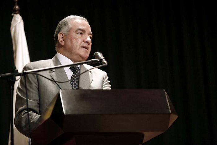 "Poner a un corrupto a manejar la Contraloría es lo mismo que nombrar de rector de un jardín a un violador", aseveró el Contralor Maya, quien rechazó en forma contundente la decisión de haber derogado en la legislación que no podía llegar a ser Contralor una persona sancionada y la que establecía que no podían ser familiares de los parlamentarios quienes aspiraran a ese cargo de control.