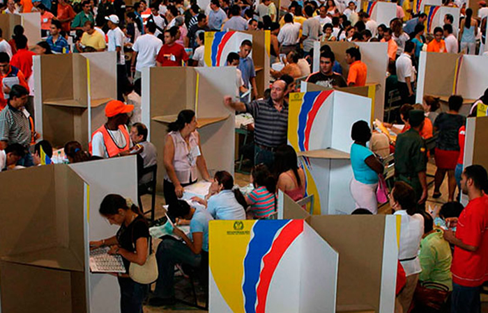 Más de 36 millones de ciudadanos colombianos están habilitados para ejercer su derecho al voto este 27 de octubre, lo que permite renovar el poder regional a nivel departamental y local en todos los municipios del país, eligiendo a los 32 gobernadores, 1.122 municipios, los diputados a nivel departamental, concejales en todos los municipios y ediles en las ciudades grades e intermedias.