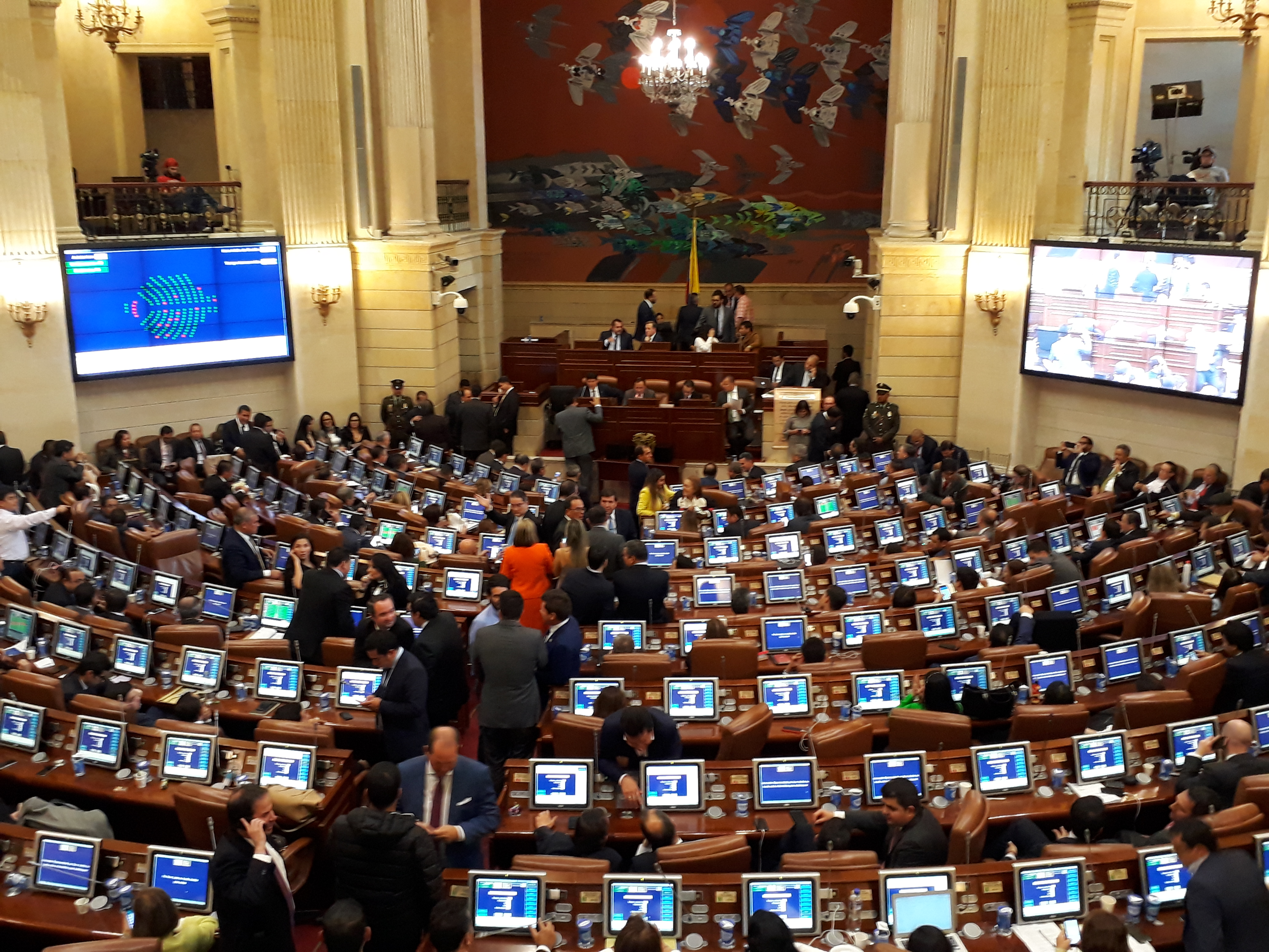 El actual periodo legislativo se encuentra en su recta final, por ello el presidente del Senado Ernesto Macías solicitó a los congresistas iniciar las sesiones los días lunes para agilizar y dar respuesta a los proyectos radicados en el órgano legislativo.