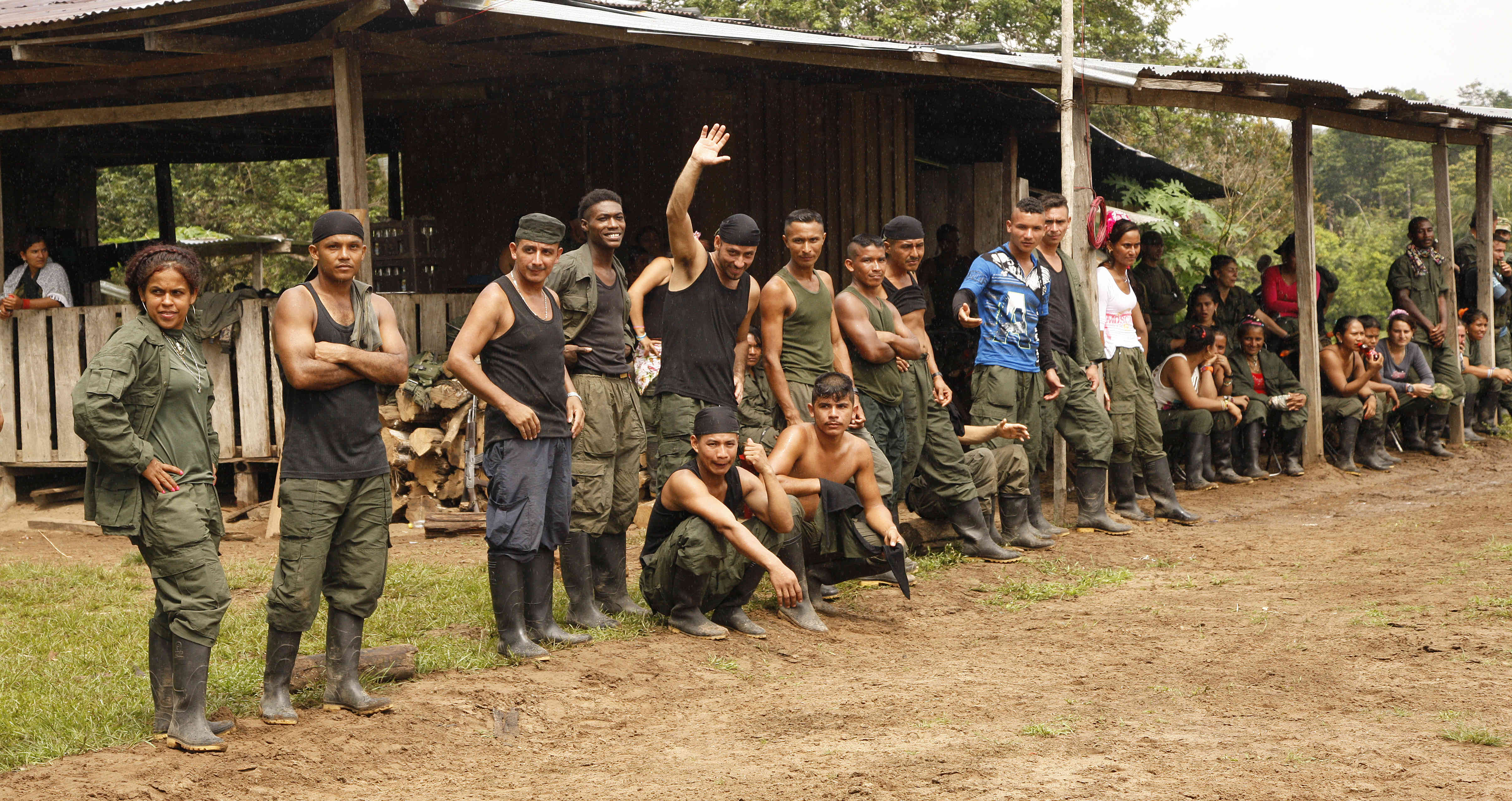 La representante a la Cámara de la Alianza Verde, Juanita Goebertus, denunció lo que se ha denominado “posible mico” en el proyecto de Acto Legislativo del Gobierno y que "Elimina de tajo el parágrafo de la Constitución que les abrió la puerta a los desmovilizados para reincorporarse de manera institucional".