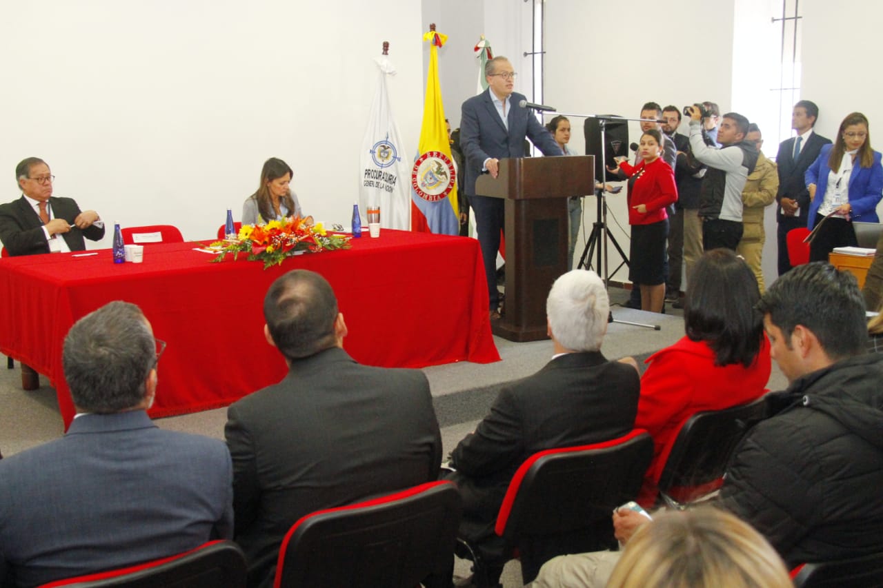 “Aquí no cabe una reforma a la justicia de espaldas a la ciudadanía”, aseguró el Procurador General de la Nación Fernando Carrillo Flórez, quien fue contundente en afirmar que “vamos a estar a la defensa de la tutela” y anunció que en el estudio y discusión del proyecto de reforma a la justicia “tienen que participar las facultades de derecho,  decanos,  estudiantes, la jurisprudencia… es decir, que tenga participación ciudadana.