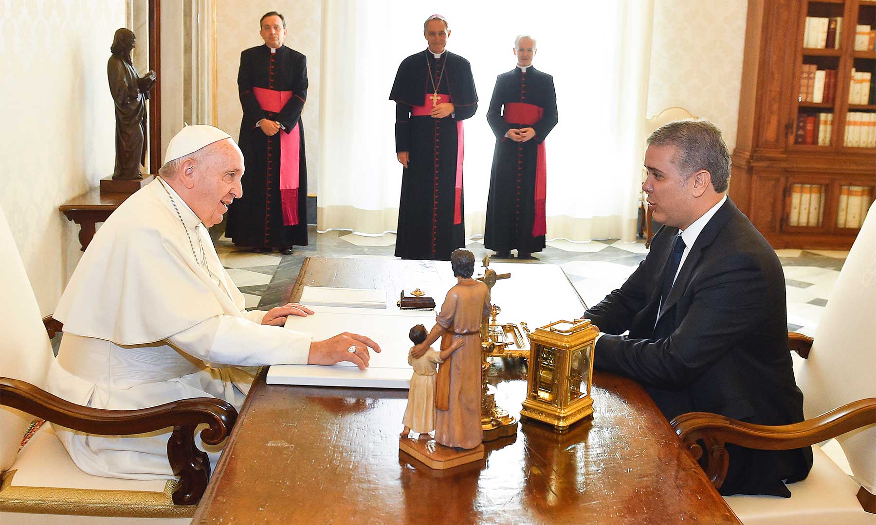 Su santidad Francisco instó al Presidente de Colombia Iván Duque Márquez, a seguir persistiendo por la reconciliación en Colombia, a través de lograr la Unidad Nacional, en un diálogo que duró 30 minutos donde se abordaron temas como  la crisis migratoria venezolana, el proceso de reincorporación de exguerrilleros de las Farc, las conversaciones con el ELN, la lucha contra la corrupción y el compromiso por el desarrollo sostenible y la protección del medio ambiente en el país.