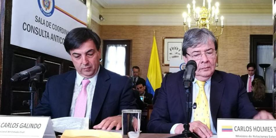 Los colombianos residentes en el exterior ya podrán votar en la Consulta Anticorrupción. Así lo informó el Juan Carlos Galindo quien señaló que se instalaron en 69 países 235 puestos de votación con 1300 mesas para que los más de 800 mil colombianos habilitados puedan ejercer su derecho al voto.