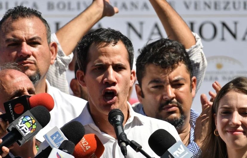 "A partir de este momento iniciamos la toma del control progresivo y ordenado de los activos de nuestra República en el exterior, para impedir que en su etapa de salida (...) el usurpador y su banda busque 'raspar la olla'", dijo en un comunicado difundido en redes sociales, Juan Guaidó, quien se autoproclamó como Presidente Transitorio de Venezuela.