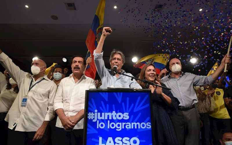 Después de haber perdido en la primera vuelta que se realizó el 7 de febrero, Guillermo Lasso, del Partido Conservador, derrotó en la segunda vuelta al candidato del expresidente Rafael Correa, Andrés Arauz, con el casi 53 por ciento de los votos, lo que llevó a su contendor a reconocer la victoria del exbanquero y del Opus Dei a conducir las riendas políticas y administrativas de los ecuatorianos.