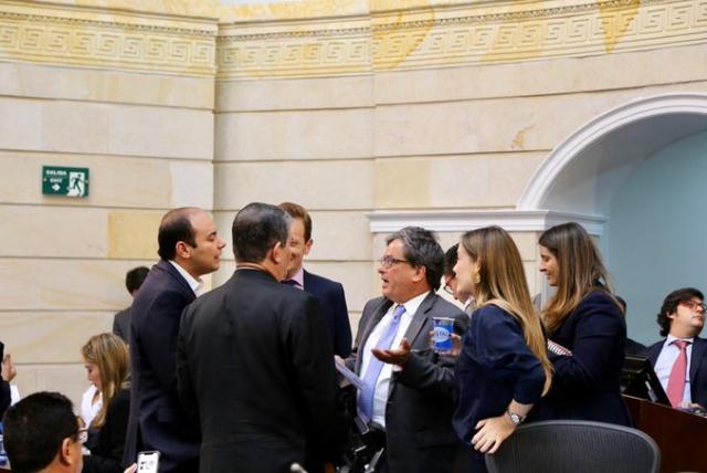 Las cartas ya están jugadas para el trámite de la denominada Renta Básica en el congreso de la república. El ministro de hacienda Alberto Carrasquilla dijo que el Gobierno no apoya la iniciativa, mientras que 54 senadores, este miércoles, radican el proyecto que permite darle a cerca de 7 millones de personas, durante tres meses, un salario mínimo, para mitigar la tragedia económica que ha generado el Aislamiento Preventivo Obligatorio por causa del COVID19.
