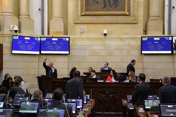 Así lo afirmó el senador de la Alianza Verde Iván Marulanda, quien aseveró que “para pasar del campo de batalla de hoy, al campo de exterminio de ayer, hay solo un paso”.
