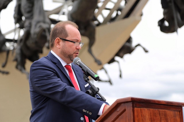 Desde el emblemático Monumento a los lanceros del Pantano de Vargas, el presidente del Congreso, Lidio García Turbay, propuso a los senadores de todos los partidos y movimientos un gran acuerdo nacional, que "permita decidir, principalmente, sobre el país de mañana".
