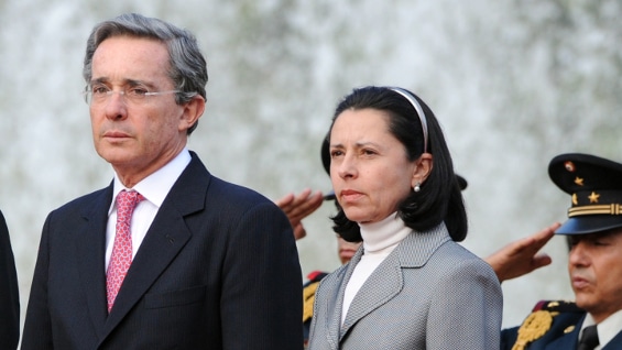 La ex primera dama de la Nación Lina Borrero rompió su silencio por la situación que vive su esposo, el expresidente y Senador Álvaro Uribe Vélez, quien cumple prisión domiciliaria por orden de la Sala de Instrucción de la Corte Suprema de Justicia que lo investiga como supuesto determinador de los delitos de soborno y fraude procesal.