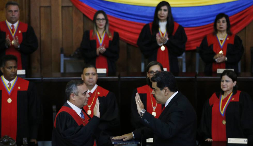 El Tribunal Supremo de Justicia presidido por el ex convicto, Maikel Moreno, posesionó a Nicolás Maduro para un nuevo periodo como Presidente de Venezuela- hasta el 2025-, en medio del rechazo internacional: la declaratoria de ilegalidad de la OEA, el pronunciamiento de ilegitimidad por Grupo de Lima, las fuertes críticas y sanciones de Estados Unidos, la Unión Europea, entre otros países.