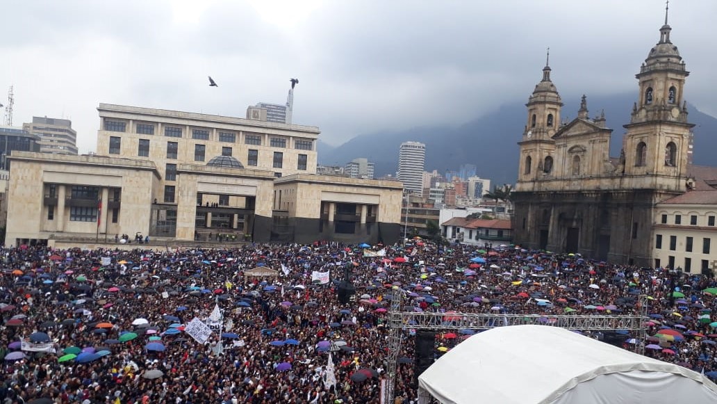 La plaza de Bolívar, en el centro de Bogotá, fue testigo del clamor de los miles de estudiantes de las Universidades e Instituciones de Educación Superior públicas y privadas reunidas en torno a "La movilización nacional por el rescate de la educación superior."