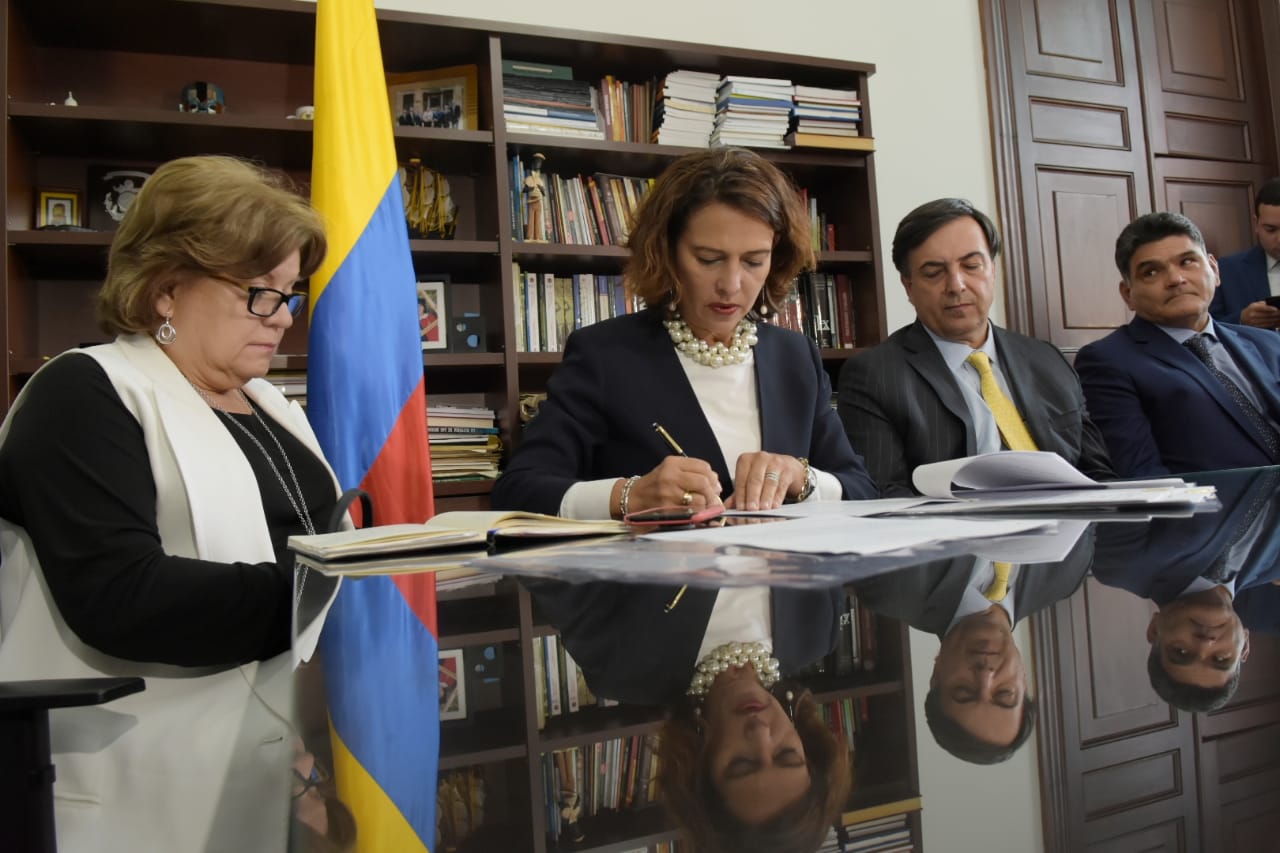 Según la representante a la Cámara de la Alianza Verde, Juanita Goebertus, quien denunció el ‘mico’ se trataba de tajo eliminar de la Constitución que les abrió la puerta a los desmovilizados para reincorporarse de manera institucional".