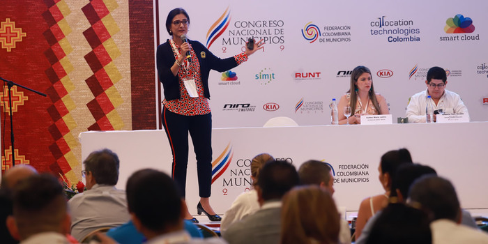 Es el programa anunciado por el Gobierno Nacional, donde todos ponen porque los recursos son limitados. Se trata de sumar obras por impuestos y regalías, e involucrar la cooperación internacional, “Porque $500 mil millones suenan mucho pero es poco para las necesidades que existen” aseveró la Ministra del Transporte Ángela María Orozco.